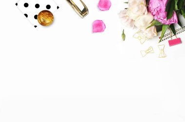 Düz yatıyordu. Masanın üzerine çiçek. Altın zımba. Tablo görünümü. Model arka plan. Peonies. Desen siyah ve beyaz noktalar polka. İleti örneği