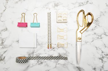 Düz yatıyordu. Masada, kadın masa üstü aksesuarları. Görünüm üst tablo, arka plan dalga geçiyorsunuz. Altın ileti örneği. Office. Mermer arka plan