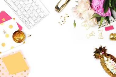 Masanın üzerine çiçek. Klavye ve zımba. Ev İşyeri. Tablo görünümü. İş amaçlı aksesuarları. Model arka plan. Peonies