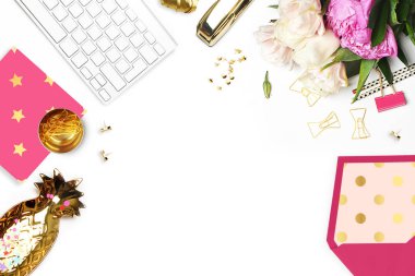 Masanın üzerine çiçek. Klavye ve zımba. Ev İşyeri. Tablo görünümü. İş amaçlı aksesuarları. Model arka plan. Peonies