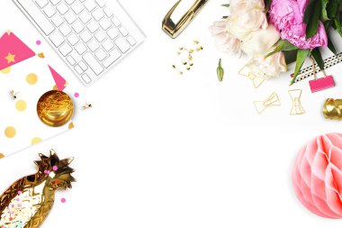 Masanın üzerine çiçek. Klavye ve zımba. Ev İşyeri. Tablo görünümü. İş amaçlı aksesuarları. Model arka plan. Peonies