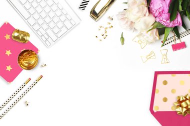 Masanın üzerine çiçek. Klavye ve zımba. Ev İşyeri. Tablo görünümü. İş amaçlı aksesuarları. Model arka plan. Peonies