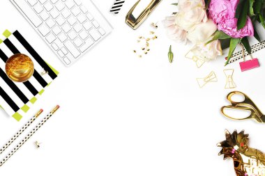 Masanın üzerine çiçek. Klavye ve zımba. Ev İşyeri. Tablo görünümü. İş amaçlı aksesuarları. Model arka plan. Peonies