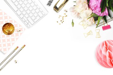 Masanın üzerine çiçek. Klavye ve zımba. Ev İşyeri. Tablo görünümü. İş amaçlı aksesuarları. Model arka plan. Peonies