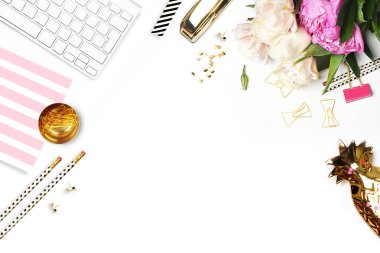 Masanın üzerine çiçek. Klavye ve zımba. Ev İşyeri. Tablo görünümü. İş amaçlı aksesuarları. Model arka plan. Peonies