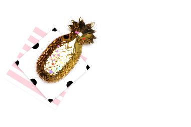 Tarz arka plan. Mock-up fotoğraf. Moda ve trendy. Düz yatıyordu. İleti örneği öğeleri, ananas desenle polka noktaları. Üstbilgi sitesi, kahraman sitesi için