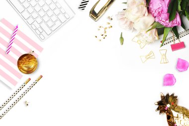 Masanın üzerine çiçek. Klavye ve zımba. Ev İşyeri. Tablo görünümü. İş amaçlı aksesuarları. Model arka plan. Peonies
