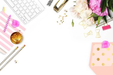 Masanın üzerine çiçek. Klavye ve zımba. Ev İşyeri. Tablo görünümü. İş amaçlı aksesuarları. Model arka plan. Peonies