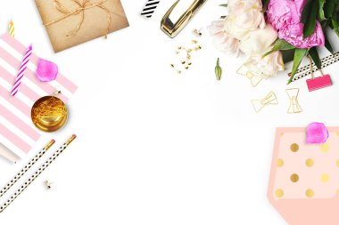 Masanın üzerine çiçek. Klavye ve zımba. Ev İşyeri. Tablo görünümü. İş amaçlı aksesuarları. Model arka plan. Peonies