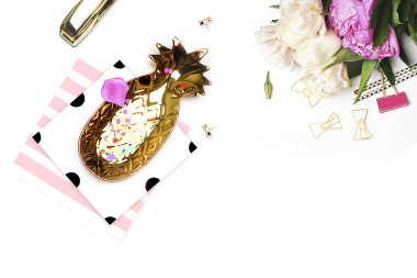 Masa görünümü office öğeleri, beyaz arka plan mock-up, kadın Danışma. Office Masaüstü, altın öğeleri. Düz yatıyordu. Davetiye şablon, altın polka. Açık zarf