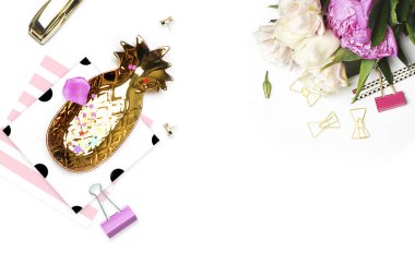 Tarz arka plan. Mock-up fotoğraf. Moda ve trendy. Düz yatıyordu. İleti örneği öğeleri, ananas ve kalem, altın Tel zımba ile lekeli model. Üstbilgi sitesi, kahraman