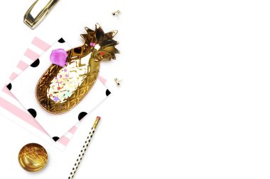 Tarz arka plan. Mock-up fotoğraf. Moda ve trendy. Düz yatıyordu. İleti örneği öğeleri, ananas ve kalem, altın Tel zımba ile lekeli model. Üstbilgi sitesi, kahraman