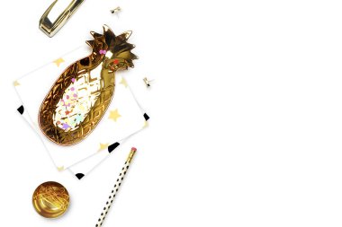 Tarz arka plan. Mock-up fotoğraf. Moda ve trendy. Düz yatıyordu. İleti örneği öğeleri, ananas ve kalem, altın Tel zımba ile lekeli model. Üstbilgi sitesi, kahraman