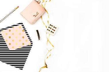 Masa görünümü office öğeleri, beyaz arka plan mock-up, kadın Danışma. Office Masaüstü, altın öğeleri. Düz yatıyordu. Davetiye şablon, altın polka. Açık zarf