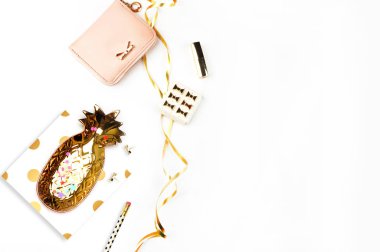 Altın Masa Doğum Bilet Öğeler, üstten görünüm. Arka plan mockup. Düz yatıyordu