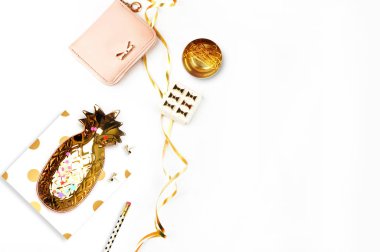 Altın Masa Doğum Bilet Öğeler, üstten görünüm. Arka plan mockup. Düz yatıyordu