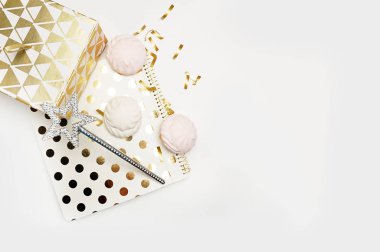 Parti arka plan mockup. Düz yatıyordu. Defter polka altın kek ve sihirli yıldız, konfeti. Site ya da kahraman için başlığı