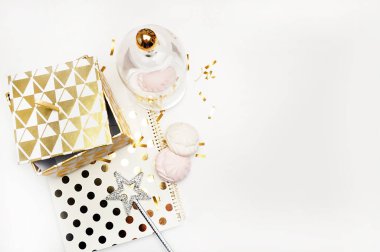 Parti arka plan mockup. Düz yatıyordu. Defter polka altın kek ve sihirli yıldız, konfeti. Site ya da kahraman için başlığı