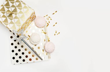 Parti arka plan mockup. Düz yatıyordu. Defter polka altın kek ve sihirli yıldız, konfeti. Site ya da kahraman için başlığı