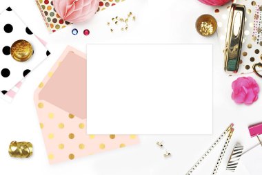 Düğün arka plan. Mock-up fotoğraf veya metin yer senin iş için. Kadın masaüstü, şablon kartı, Peonies ve altın ileti örneği. Altın Polka. Başlık Web sitesi ya da kahraman Web sitesi