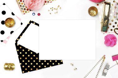 Düğün arka plan. Mock-up fotoğraf veya metin yer senin iş için. Kadın masaüstü, şablon kartı, Peonies ve altın ileti örneği. Altın Polka. Başlık Web sitesi ya da kahraman Web sitesi