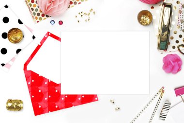 Masa görünümü office öğeleri, beyaz arka plan mock-up, kadın Danışma. Office Masaüstü, altın öğeleri. Düz yatıyordu. Davetiye şablon, altın polka. Açık zarf