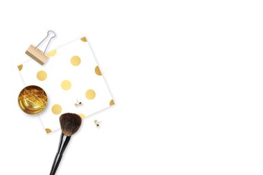 Zarif arka plan. Desen altın lekeli ve altın klibi bulunabilir. Düz yatıyordu. İleti örneği ile çalışma alanı. Model arka plan. Makyaj fırça