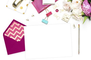 Düğün arka plan. Mock-up fotoğraf veya metin yer senin iş için. Kadın masaüstü, şablon kartı, Peonies ve altın ileti örneği. Altın Polka. Başlık Web sitesi ya da kahraman Web sitesi