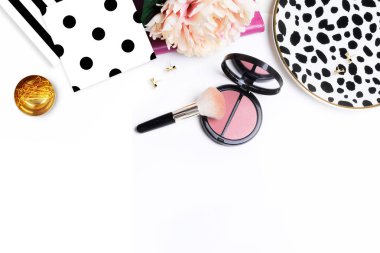 Kadınsı Danışma, modern arka plan. Düz yatıyordu. Şakayık ileti örneği ile. Üstten Görünüm.