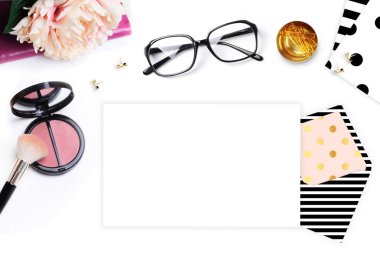 Kadınsı Danışma, modern arka plan. Düz yatıyordu. Şakayık ileti örneği ile. Üstten Görünüm.