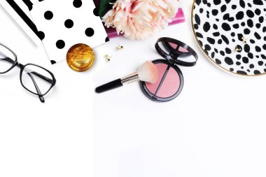 Kadınsı Danışma, modern arka plan. Düz yatıyordu. Şakayık ileti örneği ile. Üstten Görünüm.