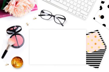 Kadınsı Danışma, modern arka plan. Düz yatıyordu. Şakayık ileti örneği ile. Üstten Görünüm.