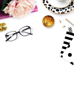 Düz yatıyordu. Kadın modern arka plan. Model arka plan. Glamour tarzı. Tablo görünümü