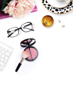 Düz yatıyordu. Kadın modern arka plan. Model arka plan. Glamour tarzı. Tablo görünümü