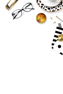 Düz yatıyordu. Kadın modern arka plan. Model arka plan. Glamour tarzı. Tablo görünümü