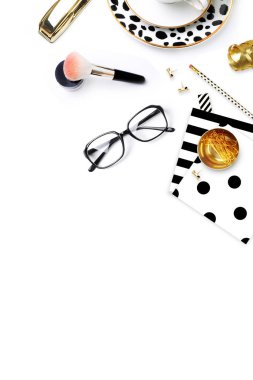 Düz yatıyordu. Kadın modern arka plan. Model arka plan. Glamour tarzı. Tablo görünümü