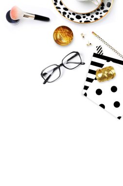 Siyah ve beyaz kadar sahte. Düz yatıyordu. Kadınsı Danışma, kadın moda çalışma alanı. Tablo öğeleri. Düz yatıyordu