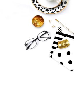 Siyah ve beyaz kadar sahte. Düz yatıyordu. Kadınsı Danışma, kadın moda çalışma alanı. Tablo öğeleri. Düz yatıyordu