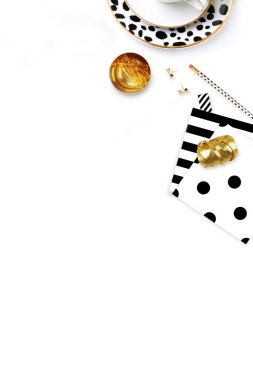 Siyah ve beyaz kadar sahte. Düz yatıyordu. Kadınsı Danışma, kadın moda çalışma alanı. Tablo öğeleri. Düz yatıyordu