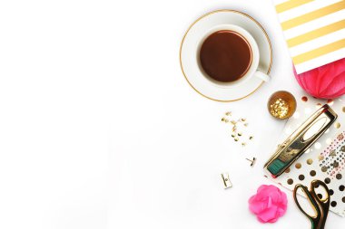 Kadın masaüstü zarif. Kahve fincanı ve masa Doğum Bilet Öğeler. Mock-up resim için. Yukarıdan görüntüleyin. Düz yatıyordu