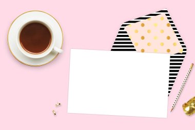 Kadın modern arka plan. Düz yatıyordu. Ev İşyeri. Tablo görünümü. İş amaçlı aksesuarları. Model arka plan. Glamour stili.