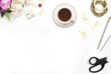 Kadın modern arka plan. Düz yatıyordu. Ev İşyeri. Tablo görünümü. İş amaçlı aksesuarları. Model arka plan. Glamour stili.