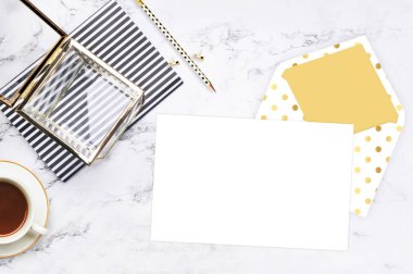 Kadın masaüstü zarif. Düz yatıyordu. Altın öğeler tablo. Mermer mock-up arka plan. Üstbilgi ya da kahraman Web sitesi. sanat için alay. Yukarıdan görüntülemek