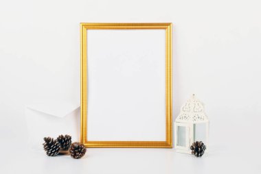 süslemeleri ile altın resim çerçevesi. Alay fotoğraf veya metin yer senin iş, yazdırma sanat, eski püskü tarzı, beyaz arka plan, pastel renkli kitap için