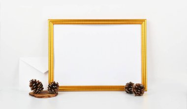 süslemeleri ile altın resim çerçevesi. Alay fotoğraf veya metin yer senin iş, yazdırma sanat, eski püskü tarzı, beyaz arka plan, pastel renkli kitap için