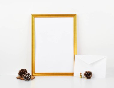 süslemeleri ile altın resim çerçevesi. Alay fotoğraf veya metin yer senin iş, yazdırma sanat, eski püskü tarzı, beyaz arka plan, pastel renkli kitap için