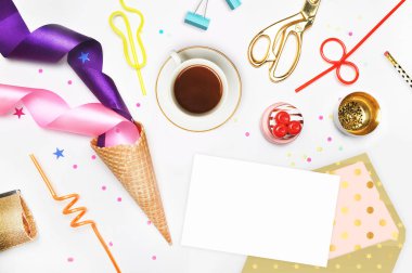 Glamour stili arka plan, düz yatıyordu. Altın ve parti öğeleri: kokteyl tüpler elma, armut, sarmal, dondurma koni, altın kozmetik çantası, altın ananas, Zımba, makas, Yapıştır. Masaüstü. En fazla noktalama.