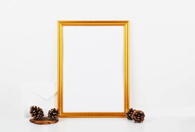 süslemeleri ile altın resim çerçevesi. Alay fotoğraf veya metin yer senin iş, yazdırma sanat, eski püskü tarzı, beyaz arka plan, pastel renkli kitap için