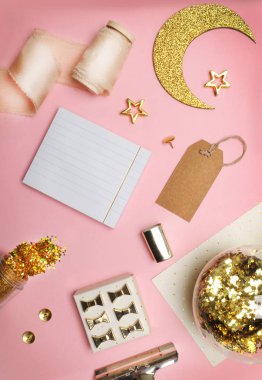 Düz yatıyordu. Masada, kadın masa üstü aksesuarları. Görünüm üst tablo, arka plan dalga geçiyorsunuz. İpek kurdele pembe.