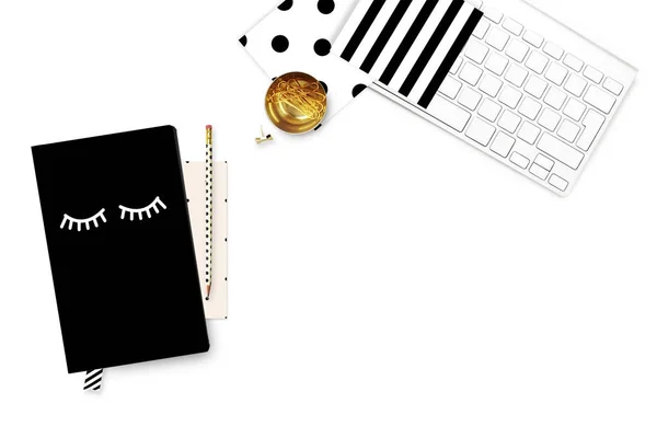 Arka plan, kadın Danışma alay. Pembe peonies, çiçek. Düz yatıyordu. Tablo, görünüm üst, modern masa üstü aksesuarları. Defter ve altın zımba. Ananas ile klavye